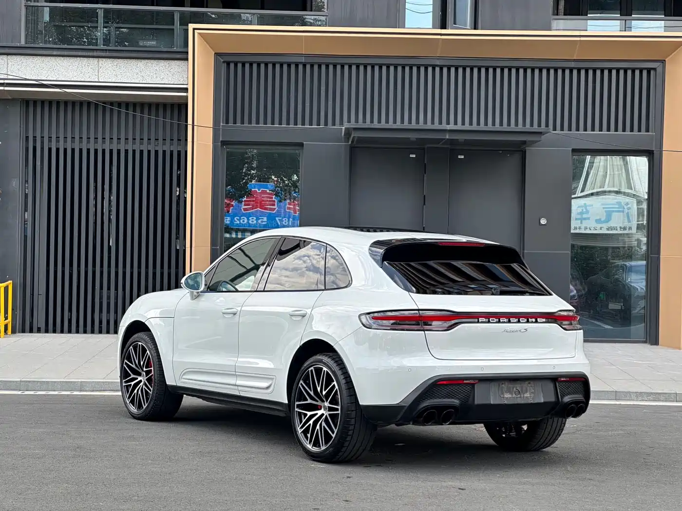 PORSCHE MACAN