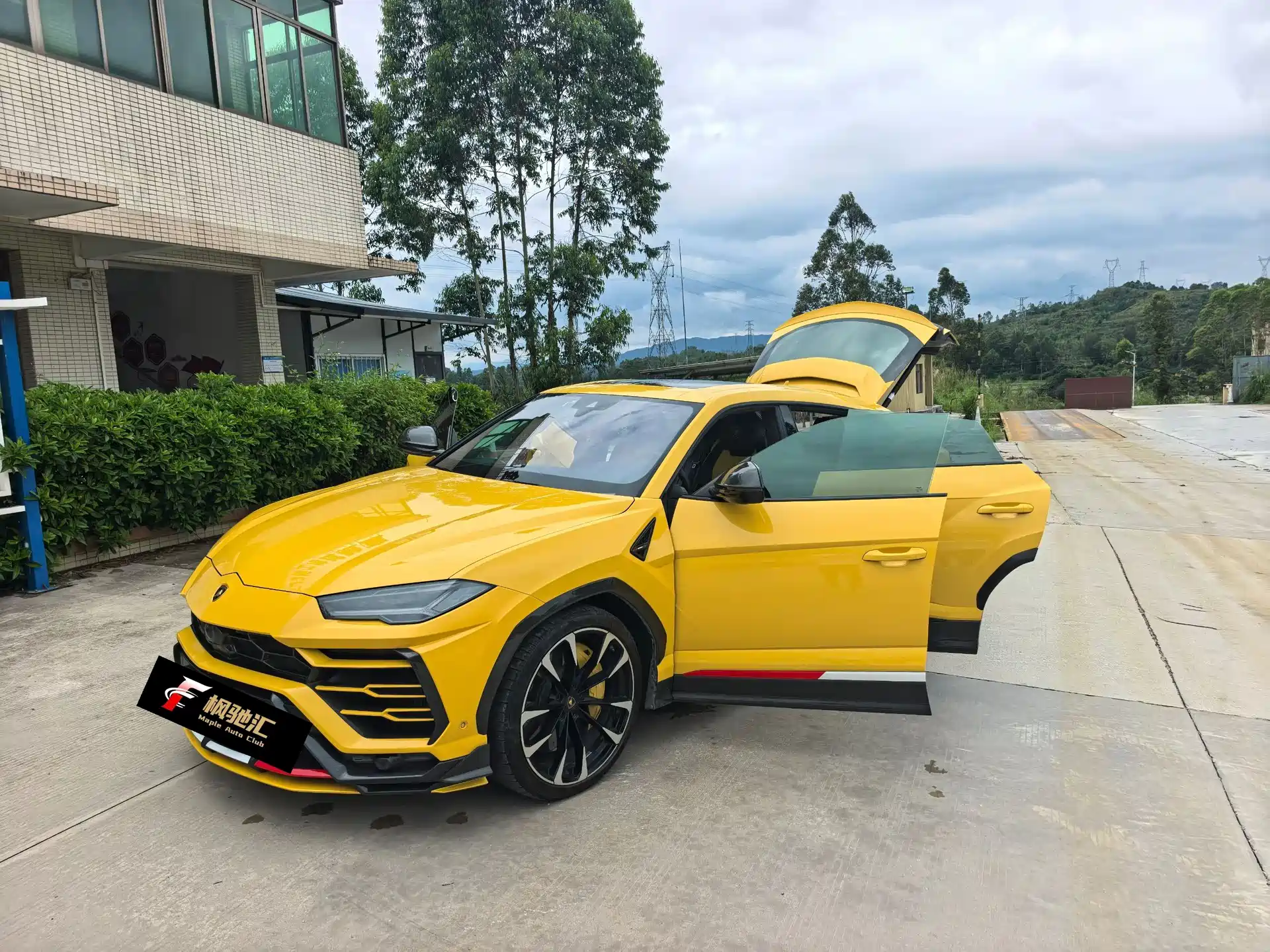 Фото 2 - Lamborghini Urus