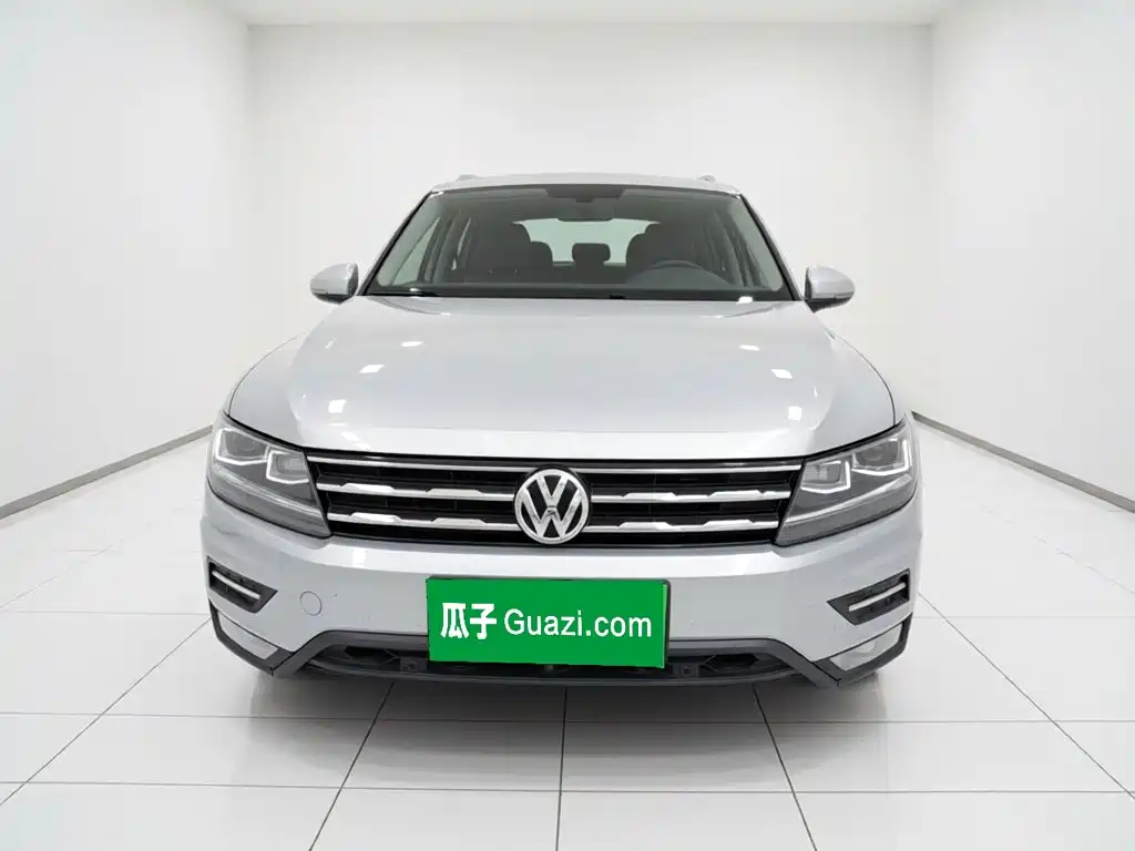 Photo 2 - Volkswagen Tiguan L