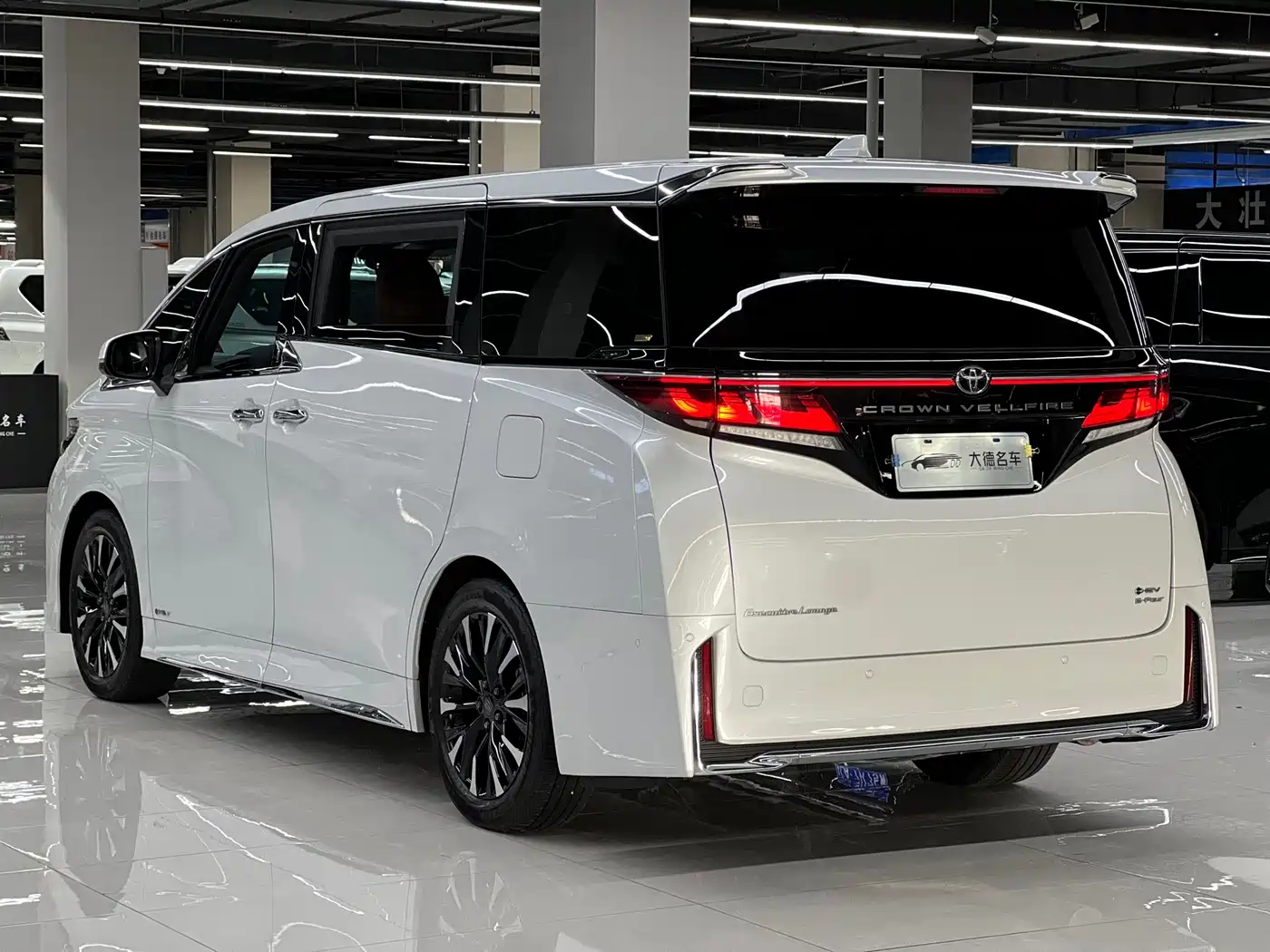 Toyota Vellfire 2024 Crown Hybrid 2.5L Executive Premium Edition фото 6