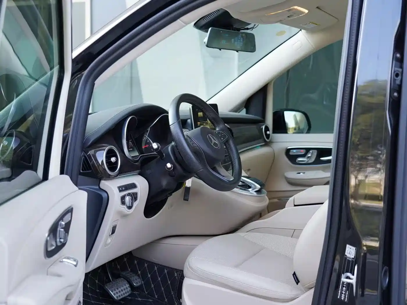 Mercedes-Benz V-Class 2017 Model V 260 L Premium Extended Edition фото 10
