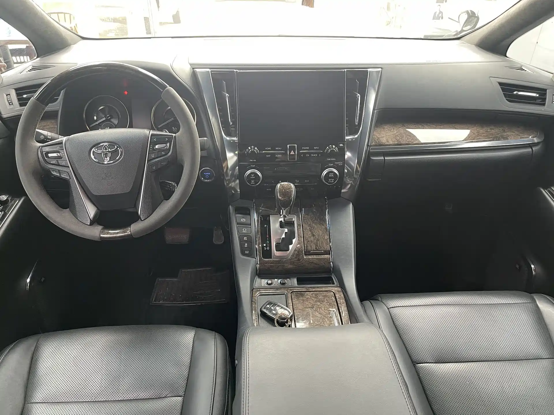 Фото 6 - Toyota Vellfire