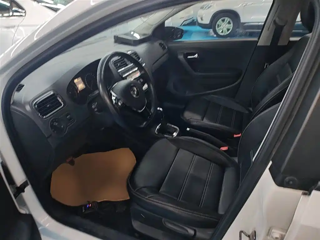 Volkswagen Polo 2016 1.6L Automatic Comfort фото 15