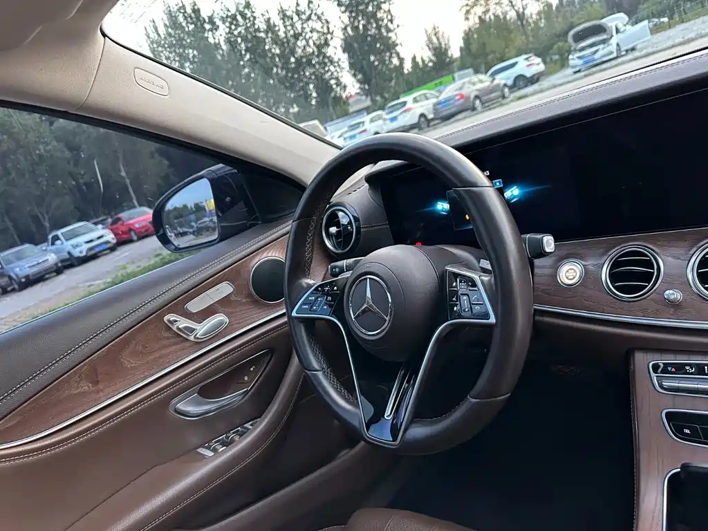 Фото 16 - Mercedes-Benz E-Class