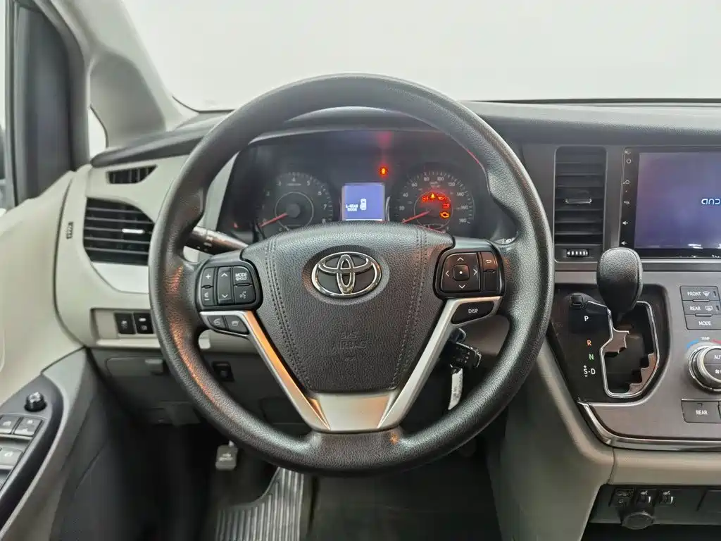 صورة 13 - Toyota Sienna