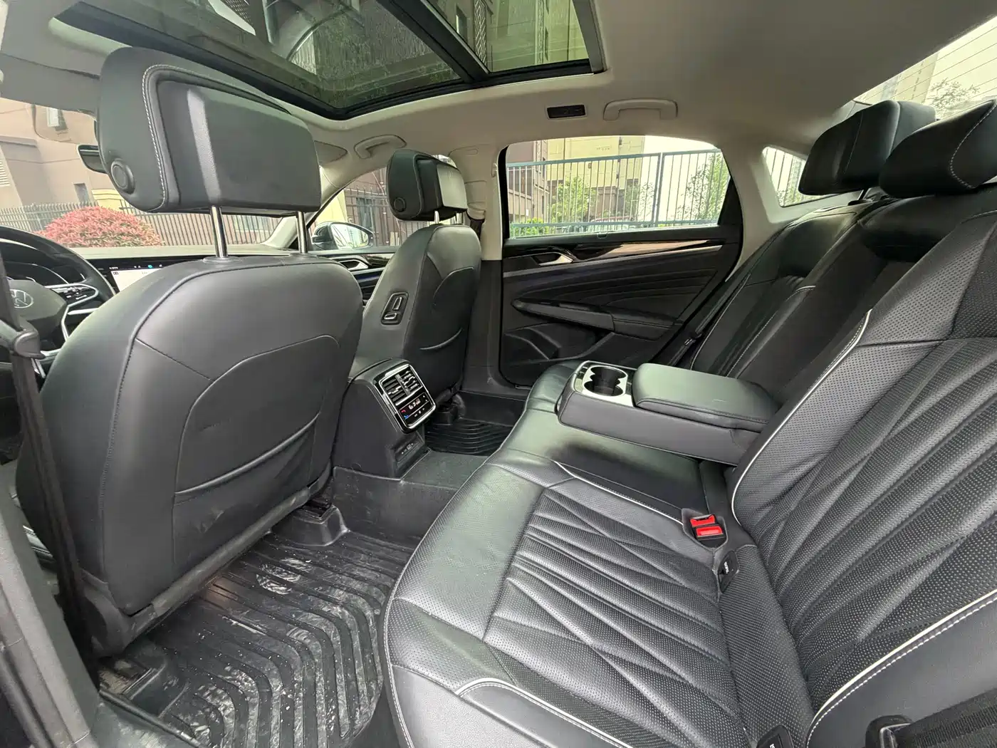 Volkswagen Passat 2023 Facelift 330TSI Luxury Edition фото 6