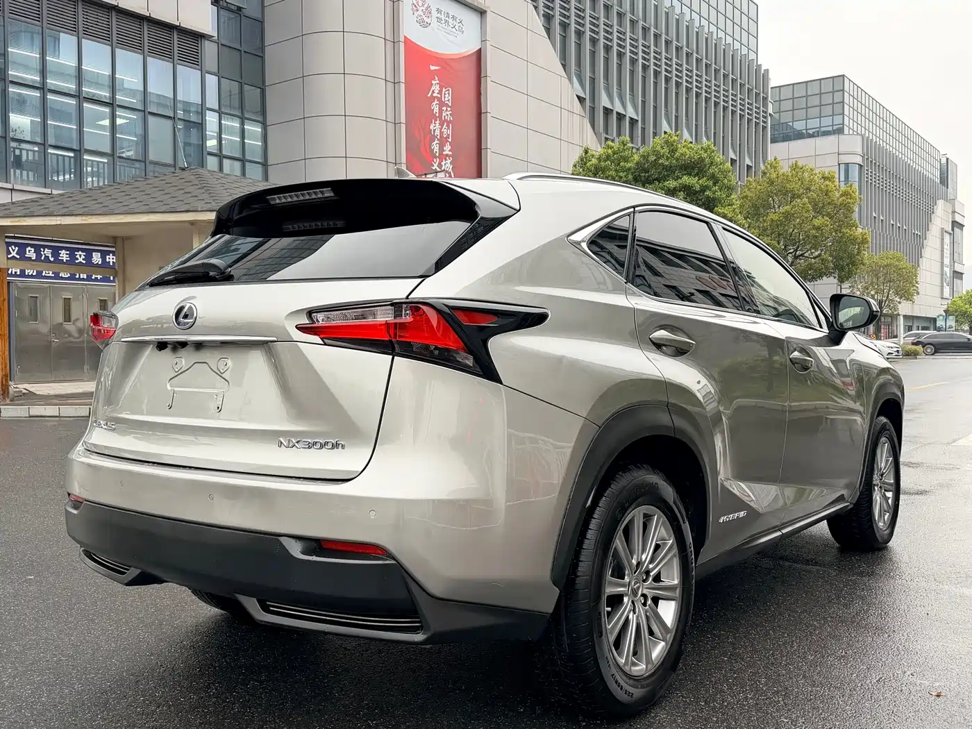 Lexus NX 2015 300h FWD Luxury фото 20