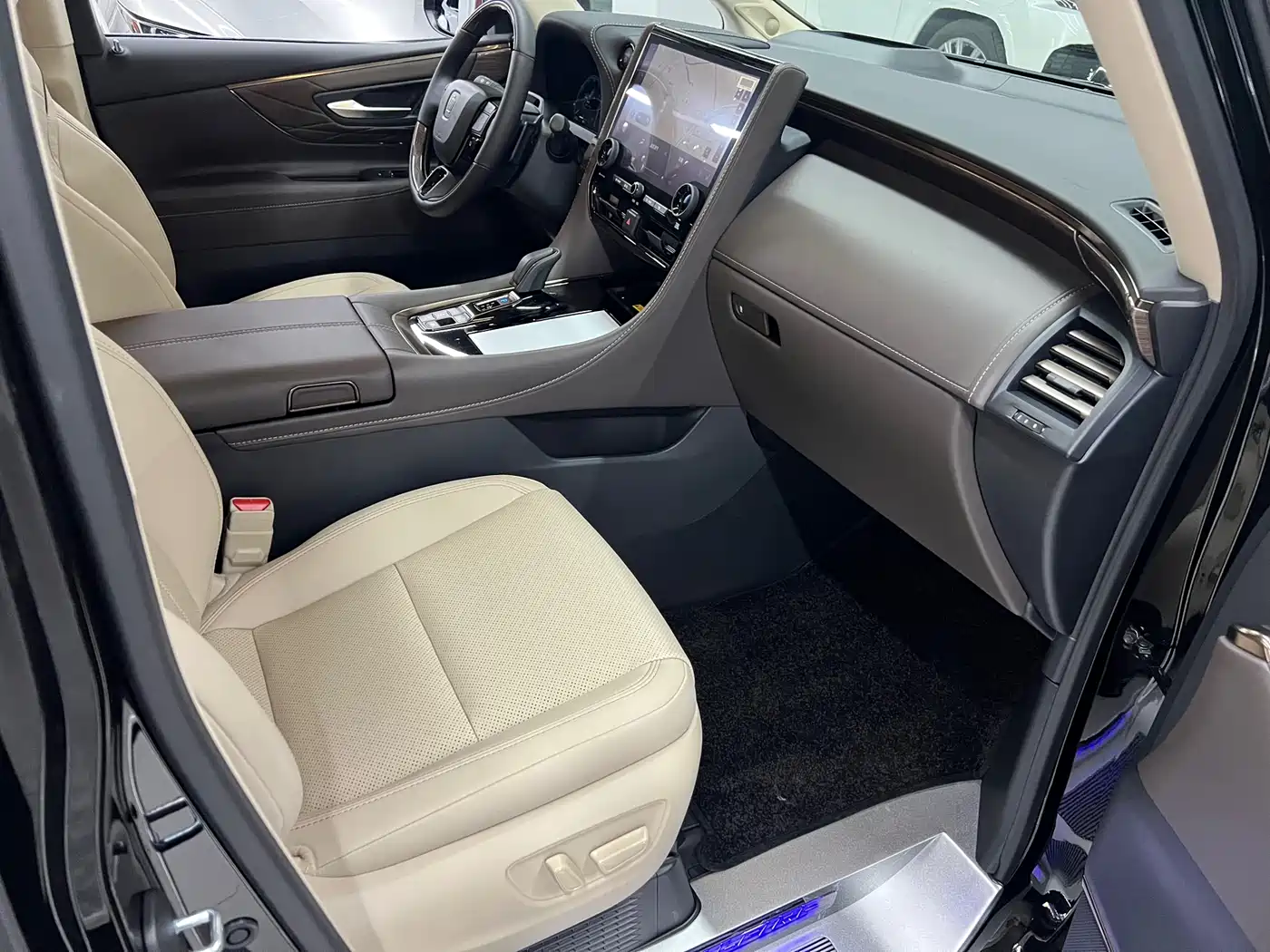 Toyota Vellfire 2024 Crown Hybrid 2.5L Executive Premium Edition фото 26