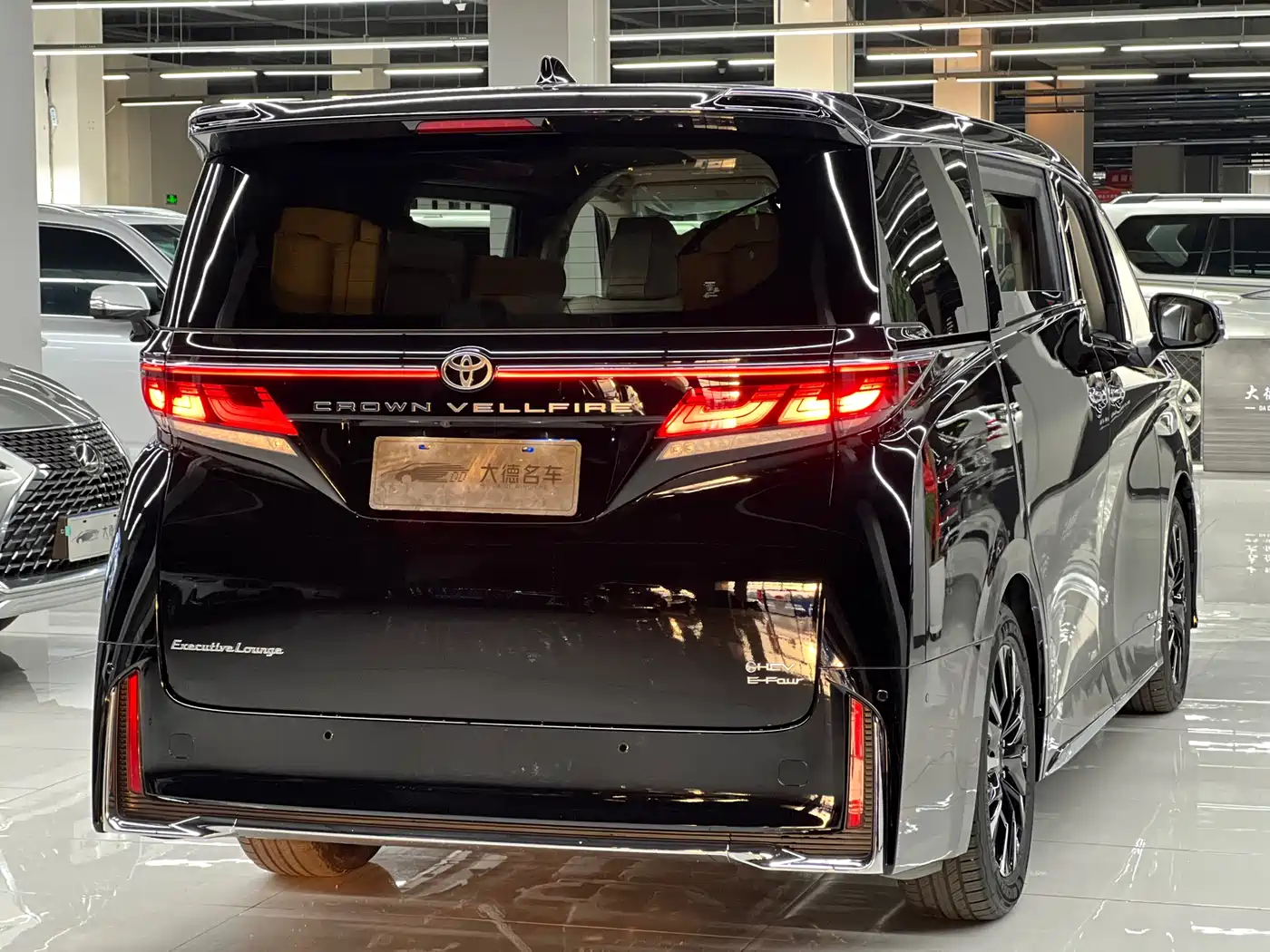 Toyota Vellfire 2024 Crown Hybrid 2.5L Executive Premium Edition фото 4