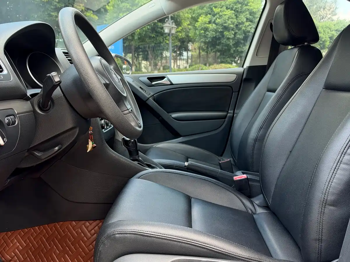 Photo 4 - Volkswagen Golf