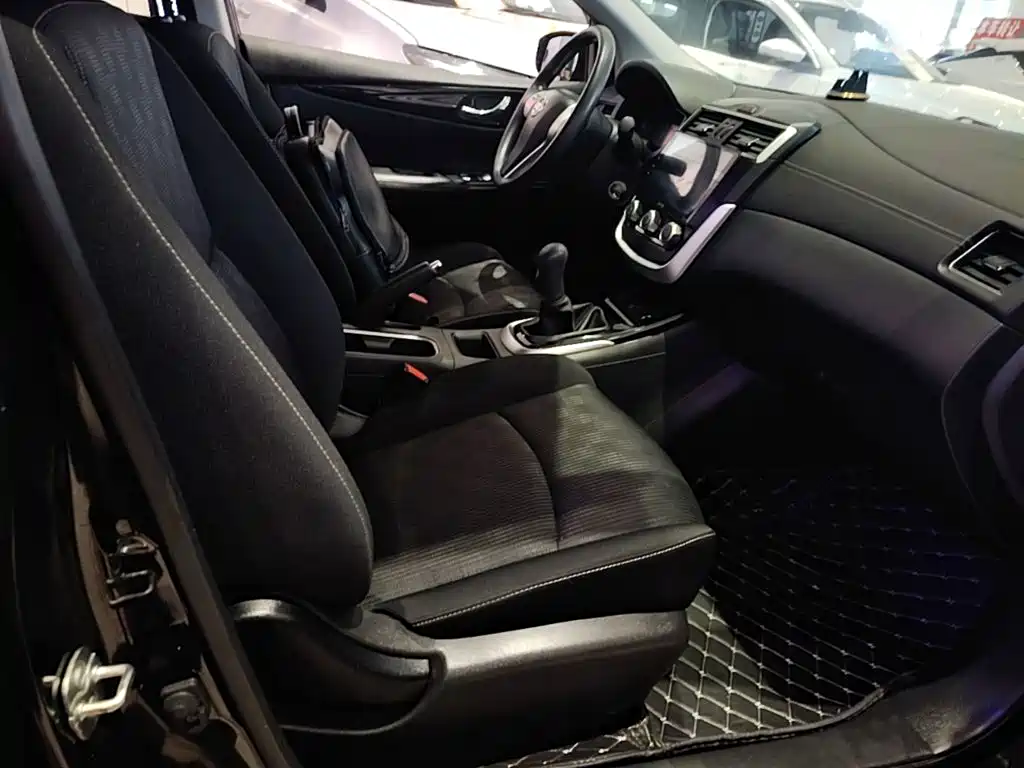 Фото 25 - Nissan Tiida