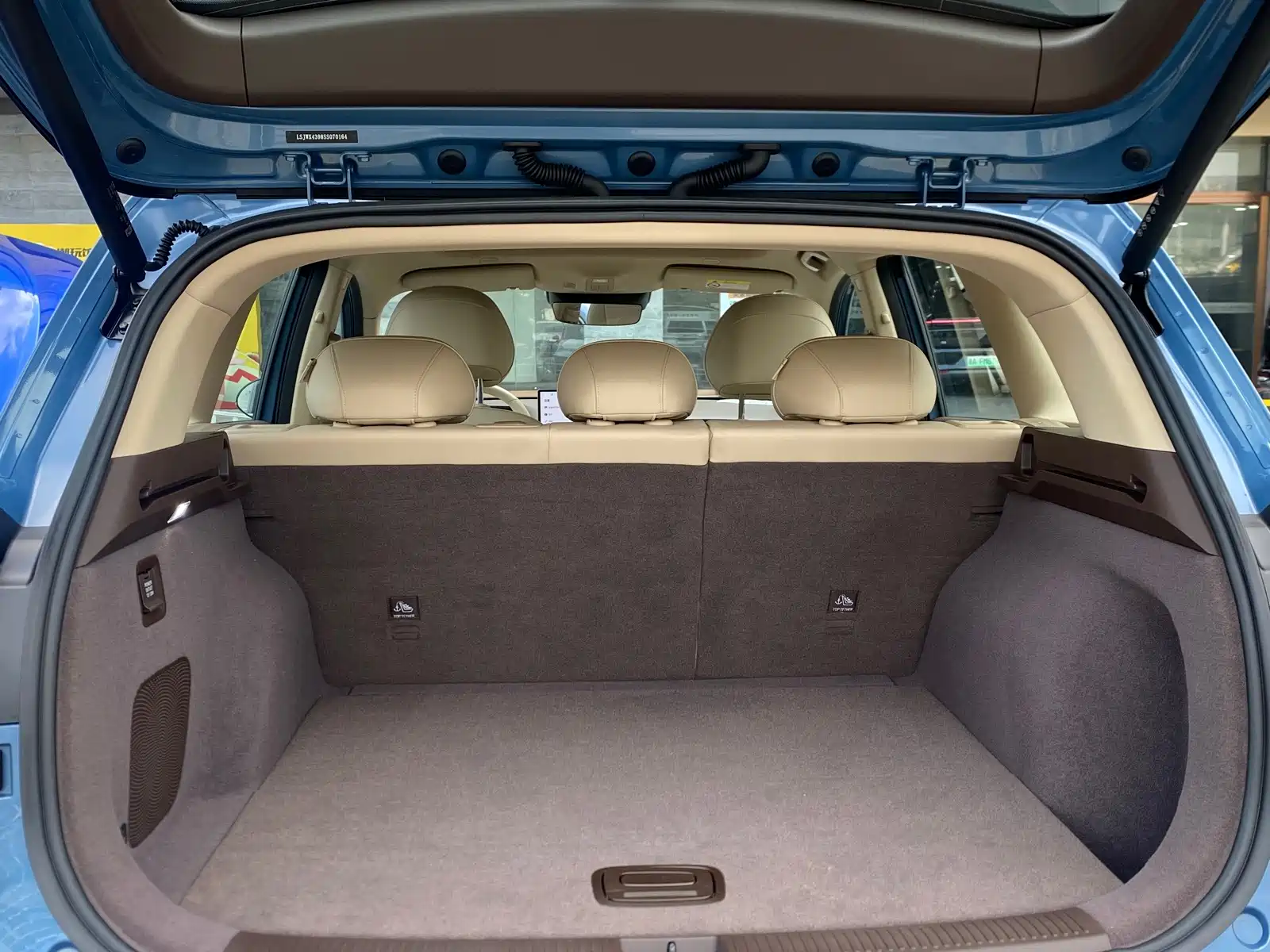 Photo 12 - Shangjie SUV