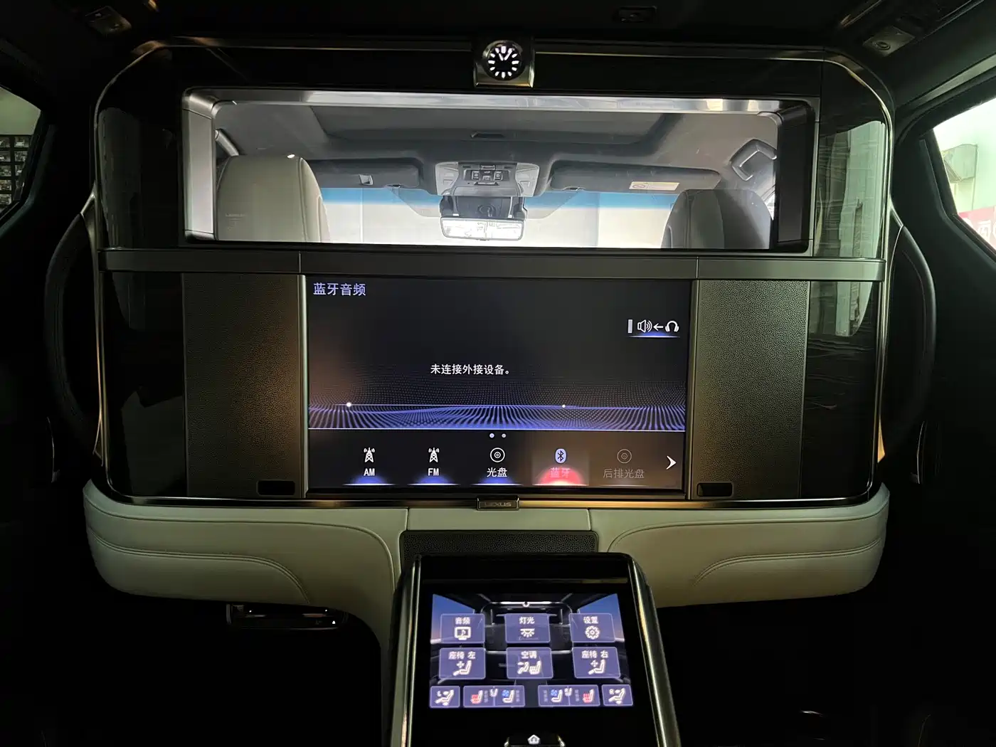 Lexus LM 2020 300h 4-Seat Imperial Edition фото 14
