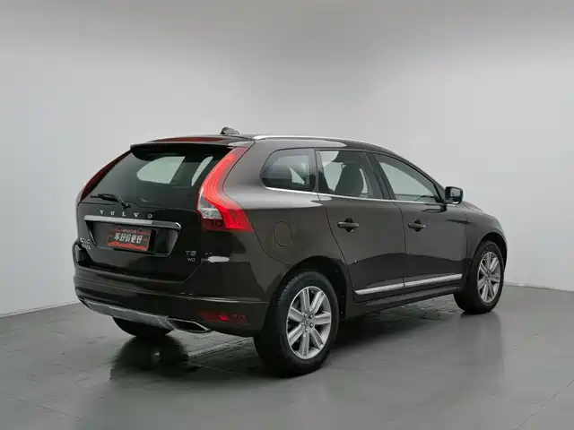 Volvo XC60 2017 T5 AWD Smart Premium — фото 2