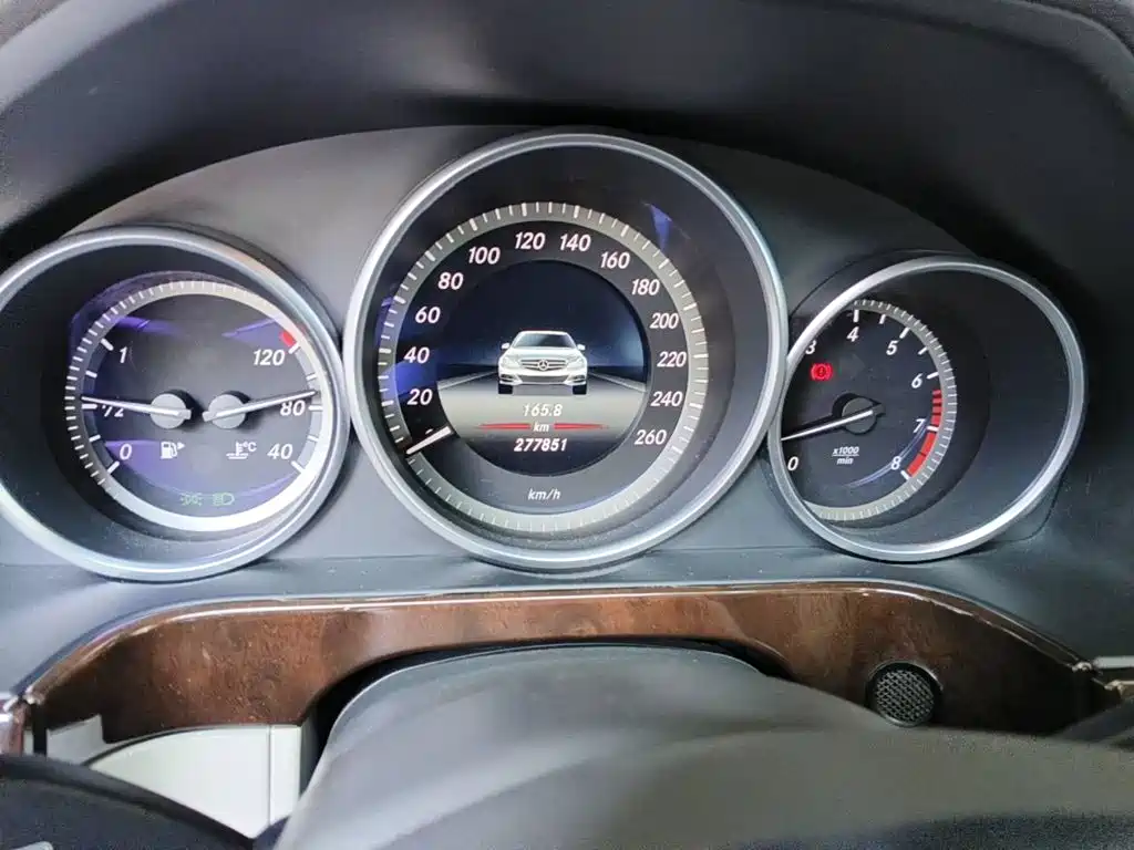 Фото 4 - Mercedes-Benz E-Class