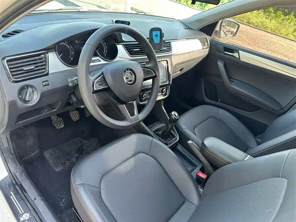 Škoda Rapid 2020 1.5L Manual Comfort фото 14