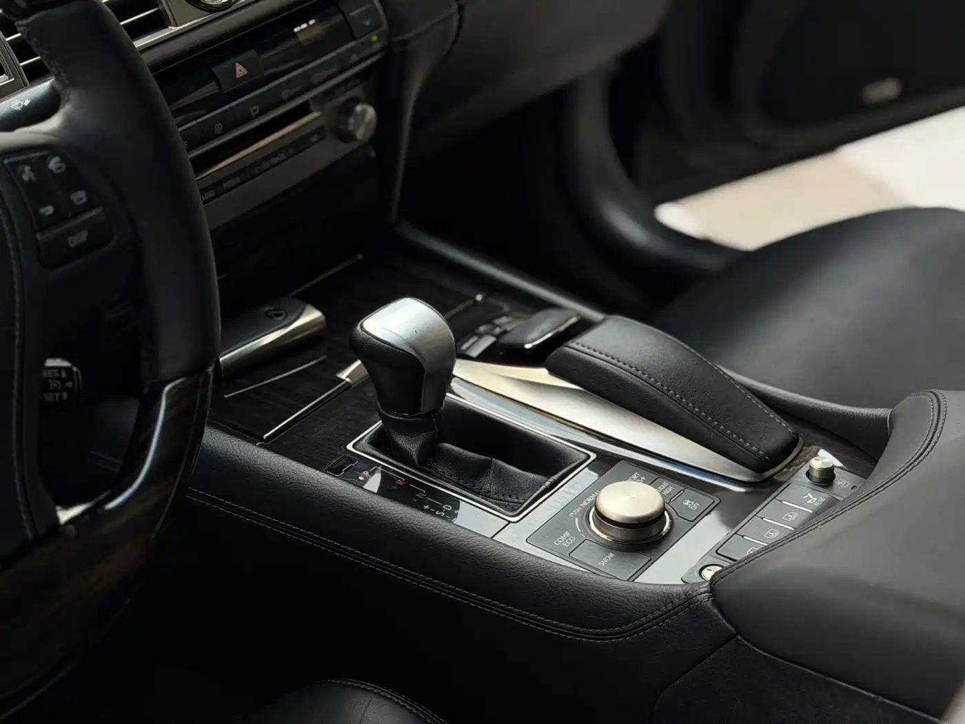 Фото 9 - Lexus LS