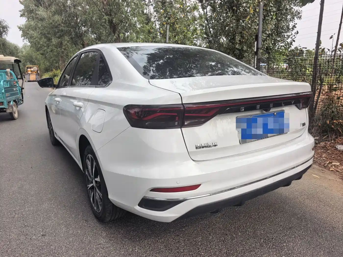 Фото 9 - Geely Emgrand