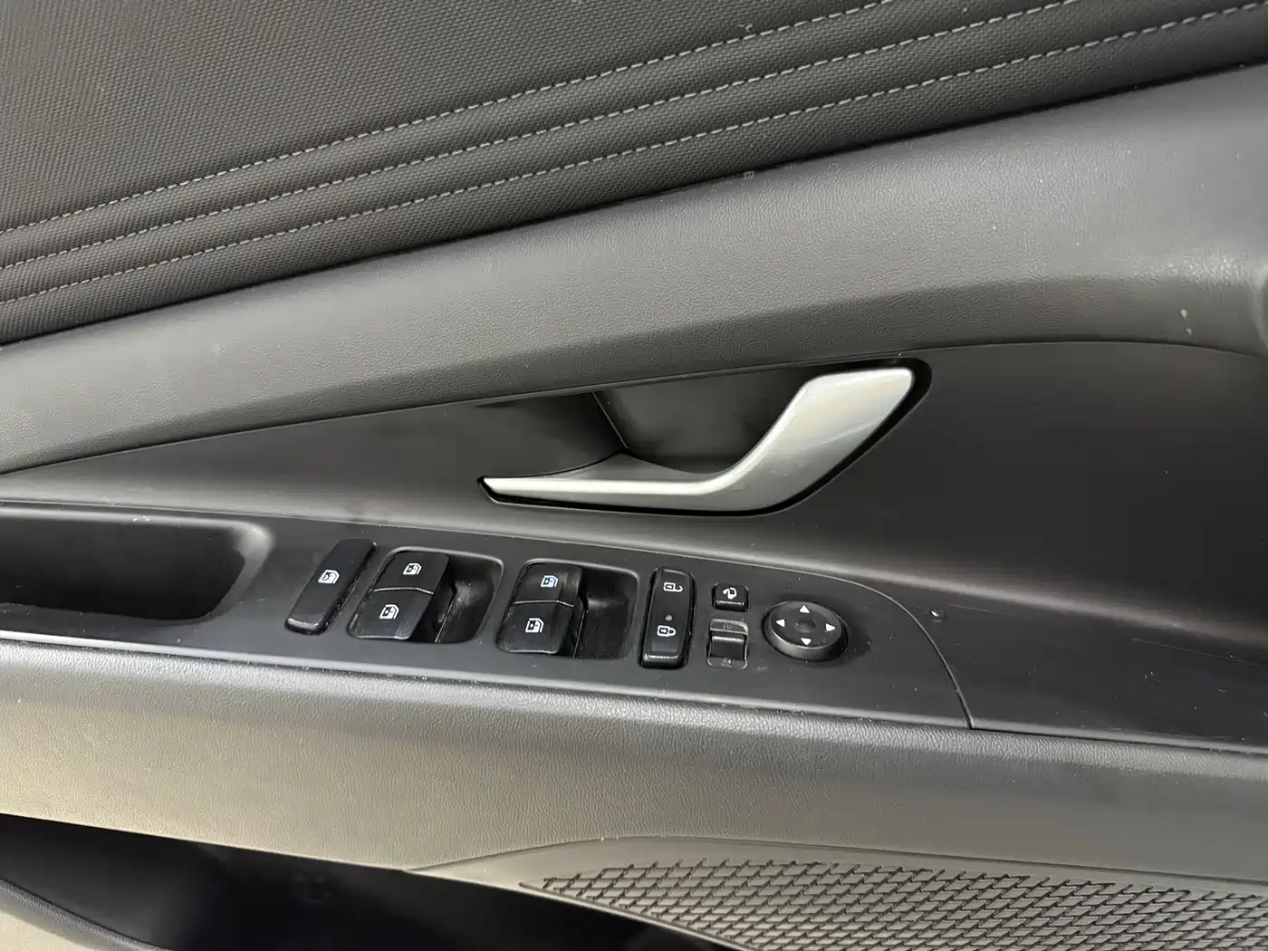 Hyundai Elantra 2023 Model 1.5L CVT LUX Premium Edition фото 19