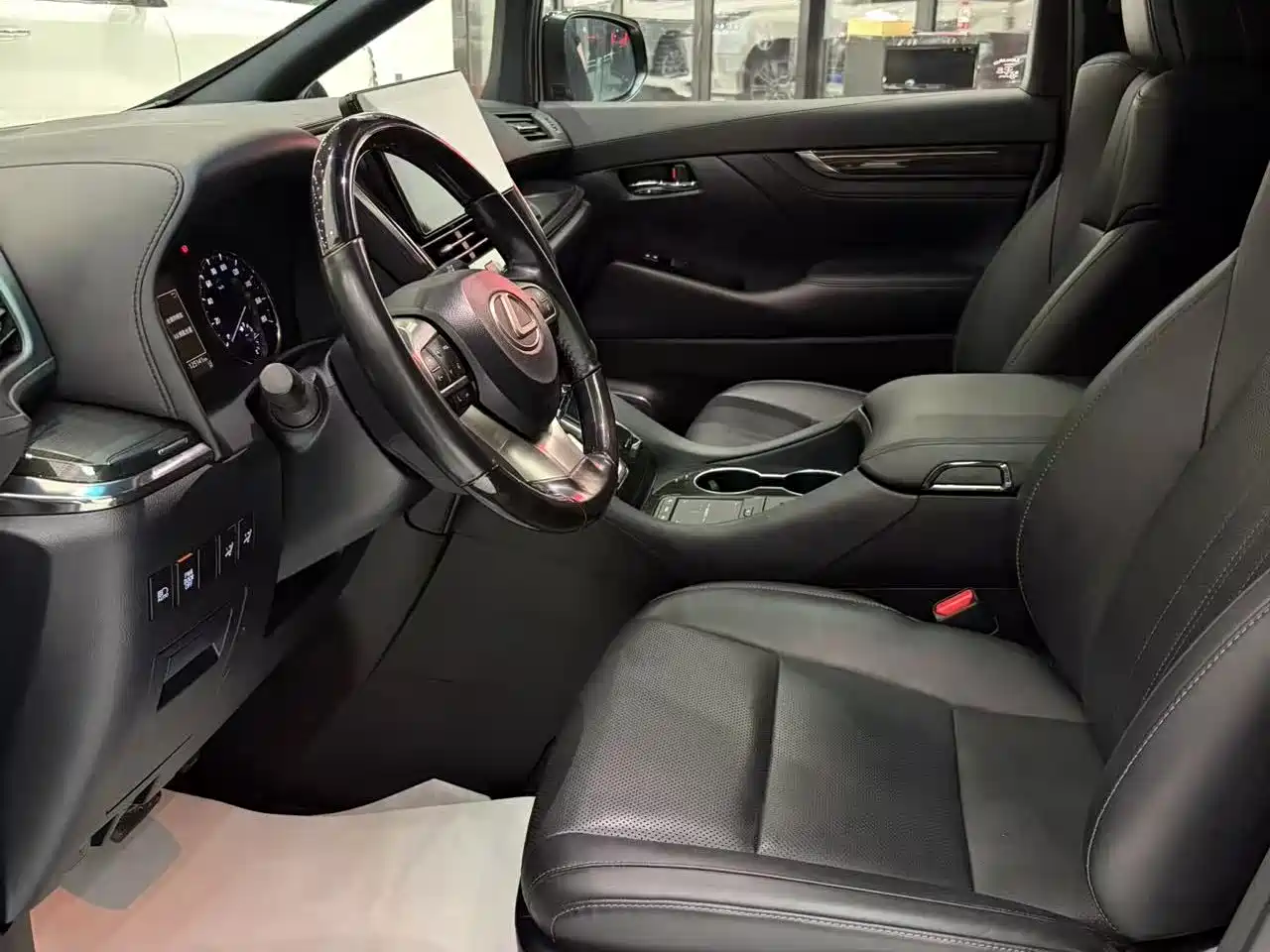Lexus LM 2020 300h 4-Seat Imperial Edition фото 10