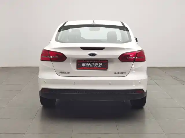 Ford Focus 2015 Sedan 1.6L Manual Trend — фото 4