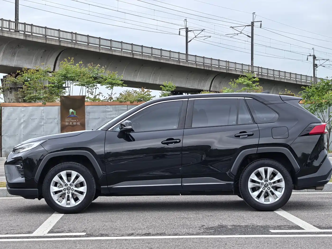 Toyota Wildlander 2023 2.0L CVT FWD LE фото 6