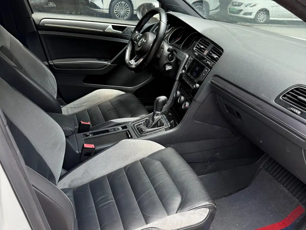 Фото 5 - Volkswagen Golf