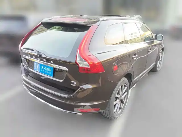 Volvo XC60 2017 T5 AWD Smart Vision Upgrade Edition — фото 2