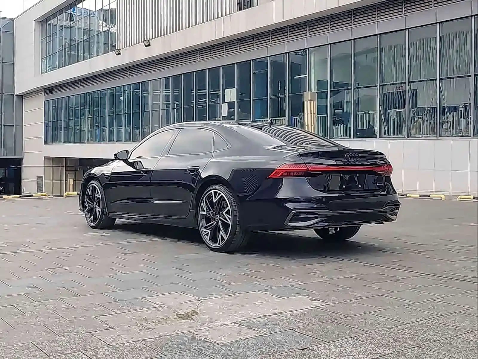 Фото 15 - Audi A7L