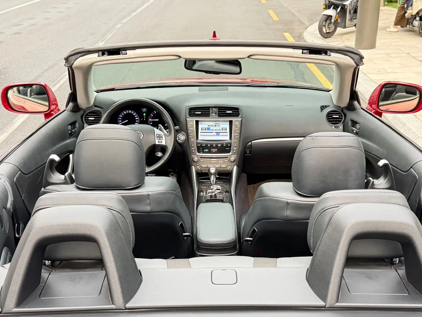 Photo 13 - Lexus IS