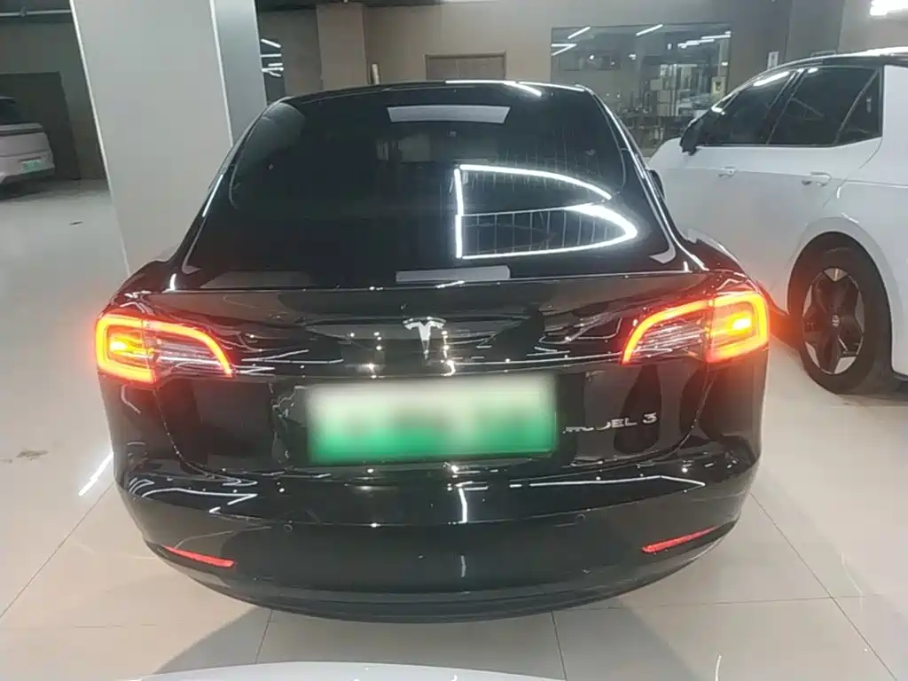 Фото 6 - Tesla Model 3