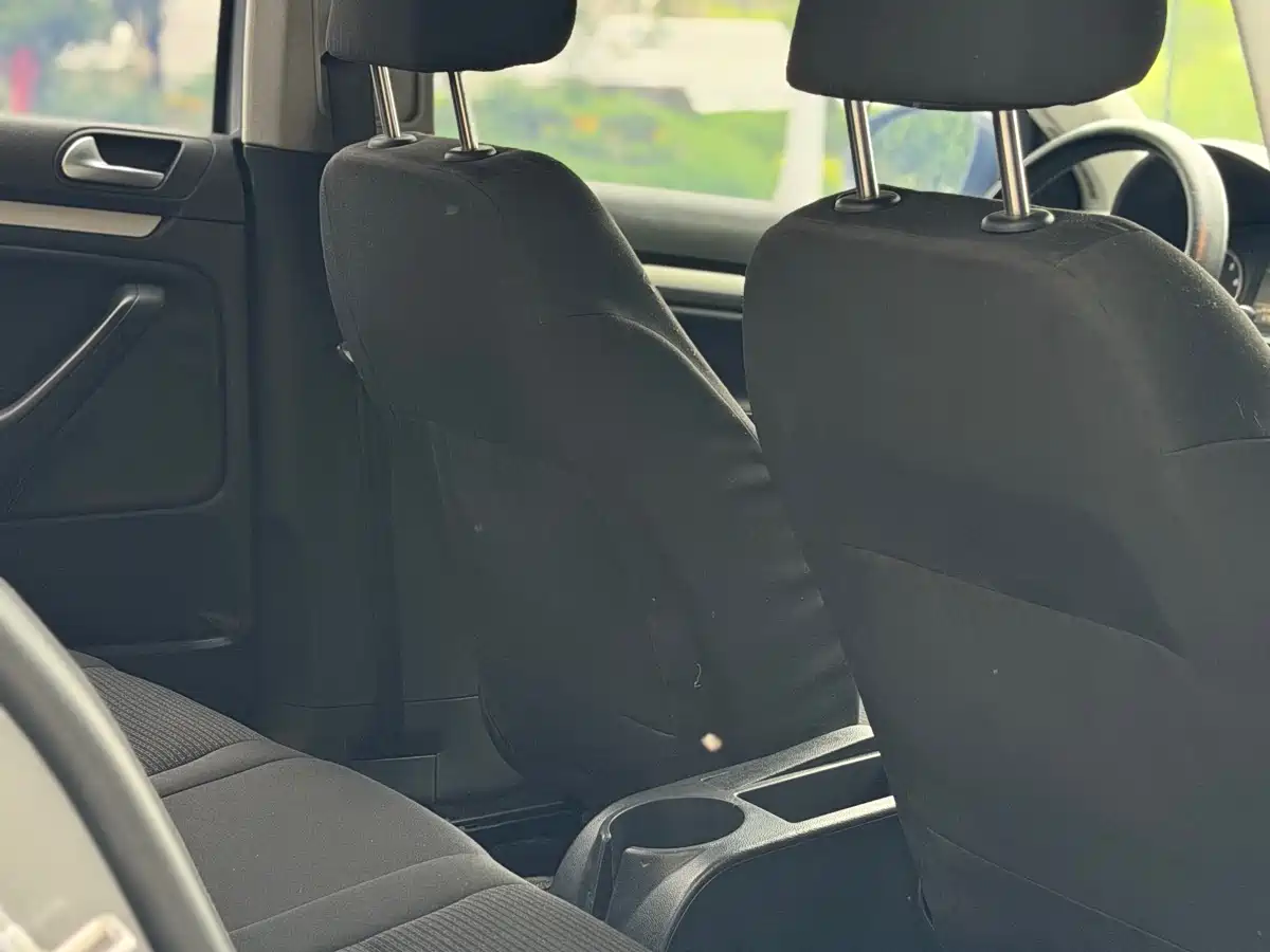 Volkswagen Sagitar 2011 1.6L Automatic Fashion фото 10
