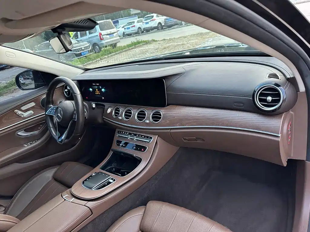 Фото 15 - Mercedes-Benz E-Class