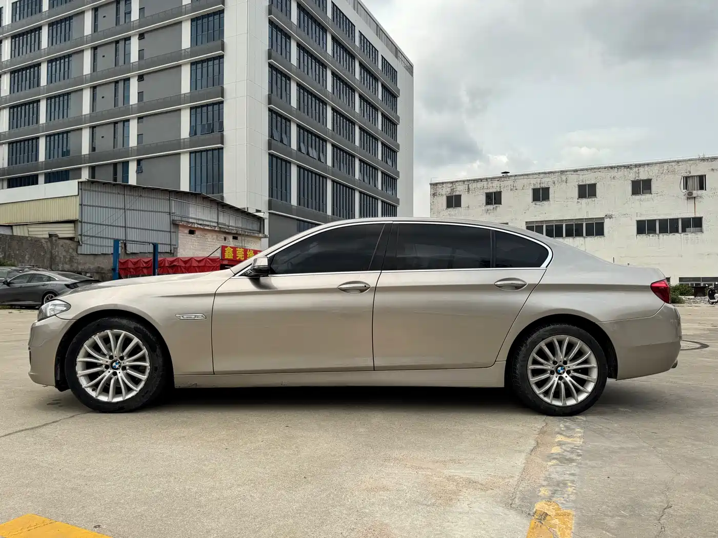 BMW 5 Series 2014 525Li Luxury Design Package фото 6