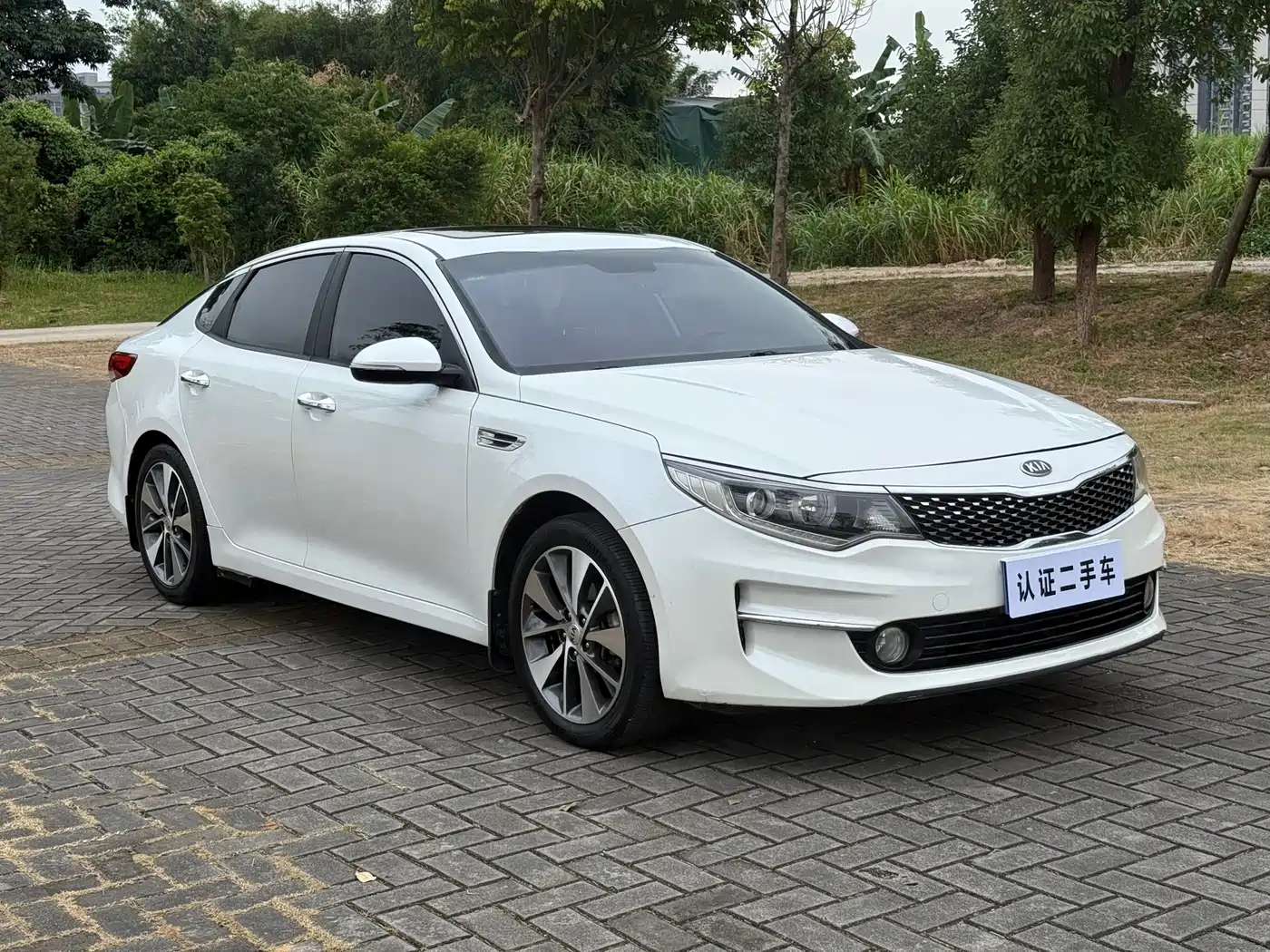 Kia K5 2016 2.0L Automatic LUX фото 3