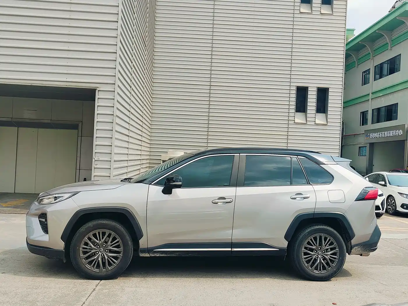 Toyota Wildlander 2023 Hybrid 2.5L E-CVT AWD Premium Edition фото 4