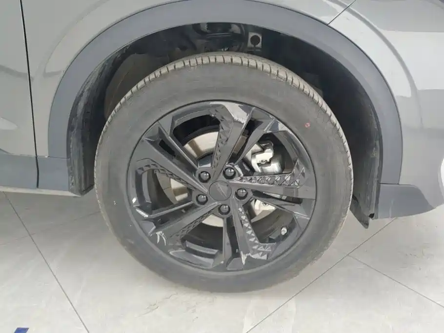 Фото 6 - Geely Binyue