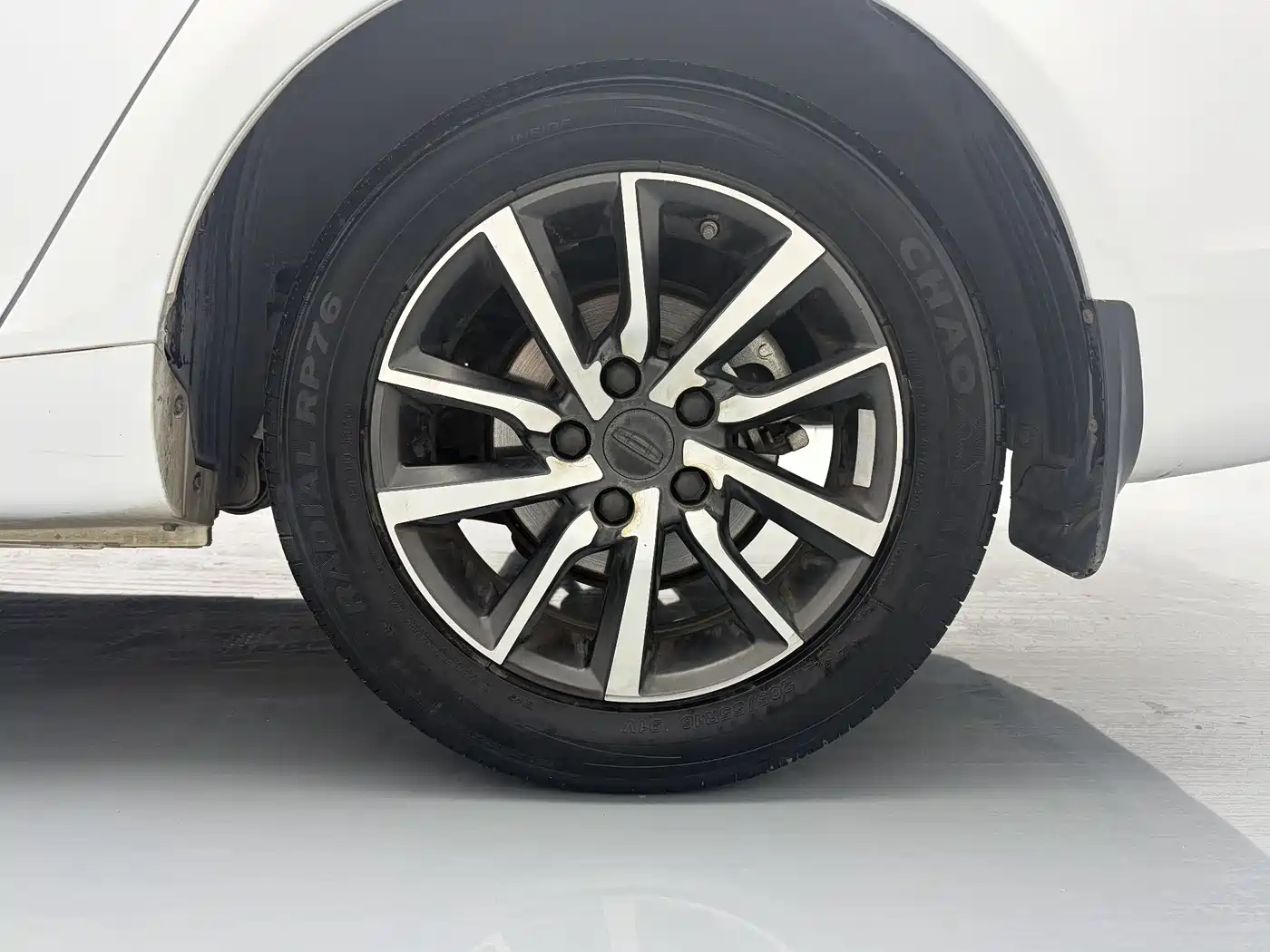 Фото 9 - Geely Emgrand