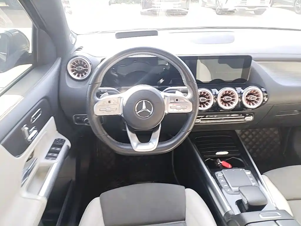 صورة 11 - Mercedes-Benz EQA