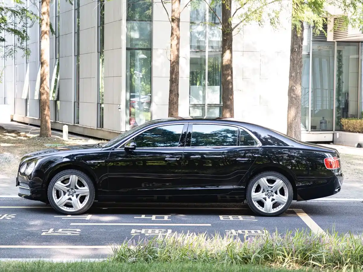 Фото 4 - Bentley Flying Spur