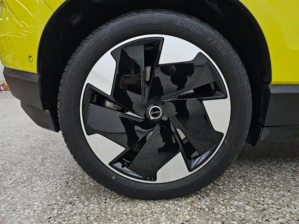 Volvo EX30 2025 Dual Motor AWD High Performance Ultra фото 12