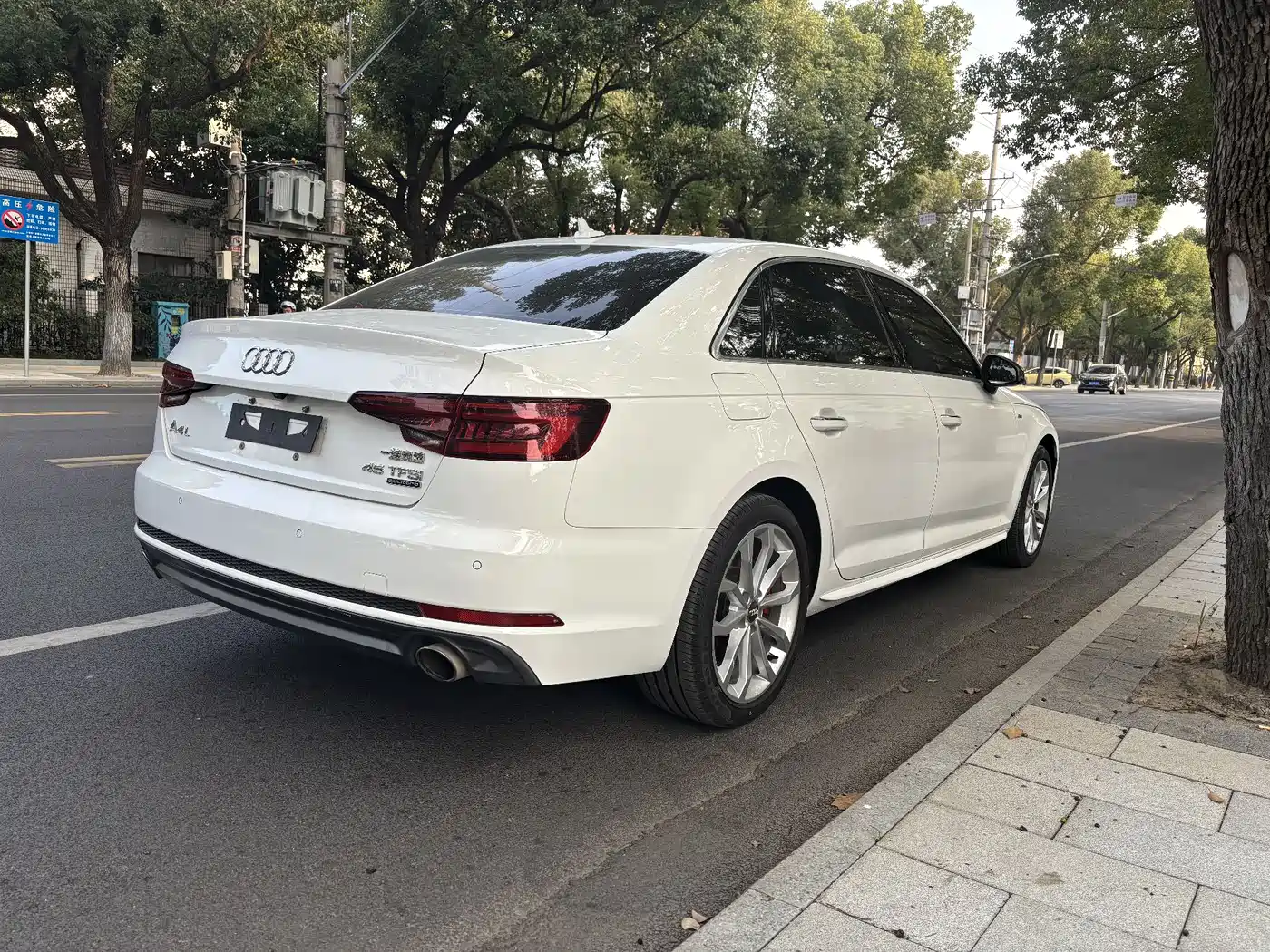 Фото 6 - Audi A4L