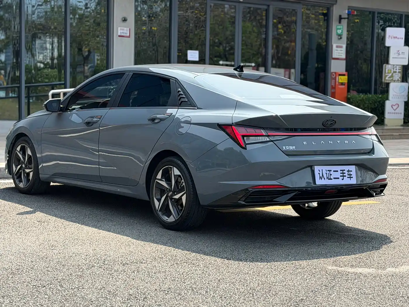 Hyundai Elantra 2021 1.5L CVT LUX Premium Edition фото 10