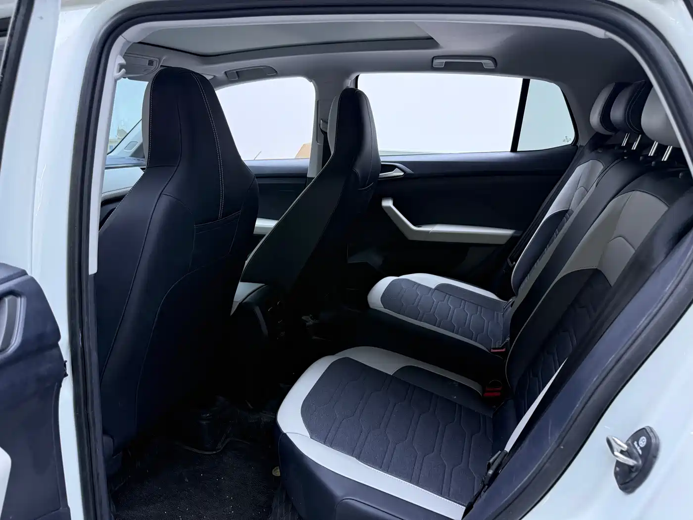 Volkswagen Tharu 2025 Model Rising Star 1.5L Advance Edition фото 7