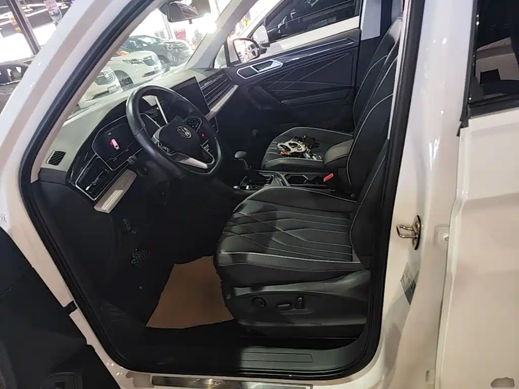 Photo 11 - Volkswagen Tiguan L
