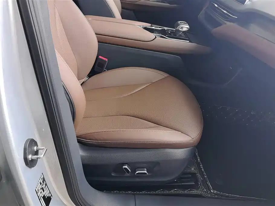 Hongqi E-QM5 2022 431km Charging Enjoyment Edition фото 8