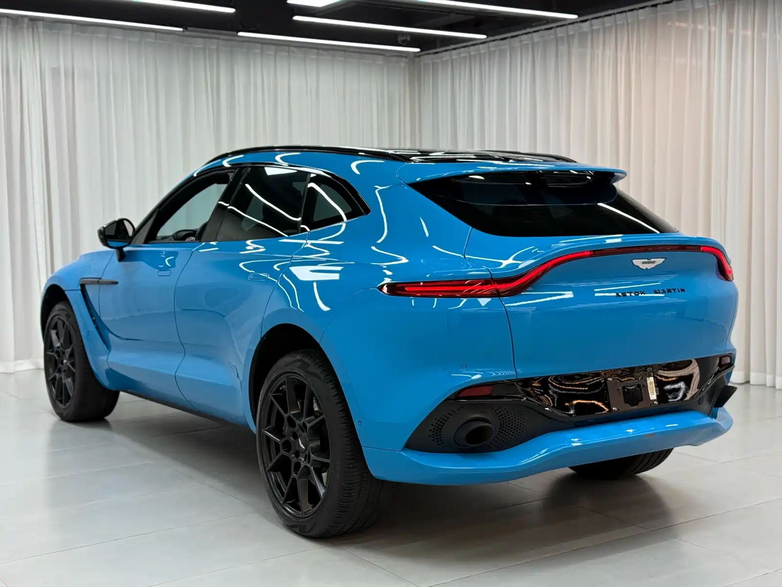 Photo 6 - Aston Martin DBX