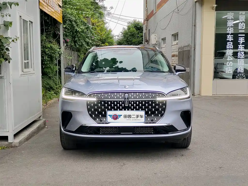 2025 Lincoln Adventurer