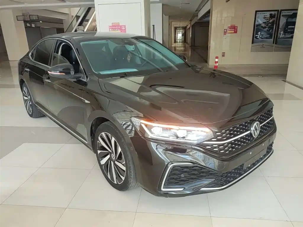 Volkswagen Passat 2022 330TSI Starlight Luxury Edition фото 4