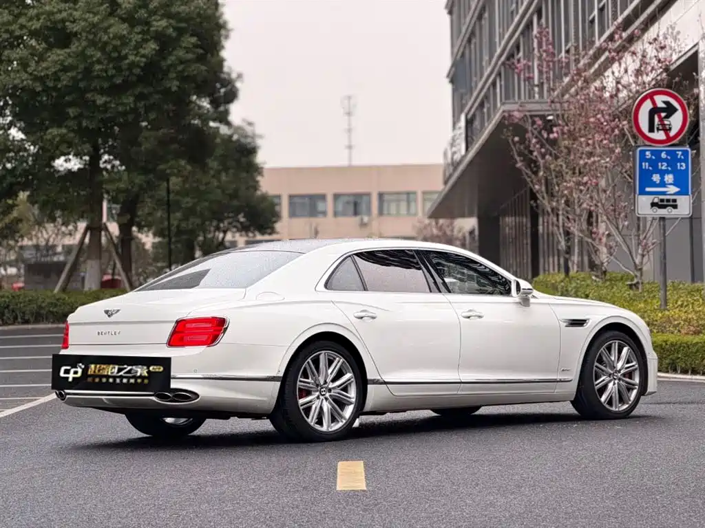 Bentley Flying Spur 2022 4.0T V8 Mulliner фото 3